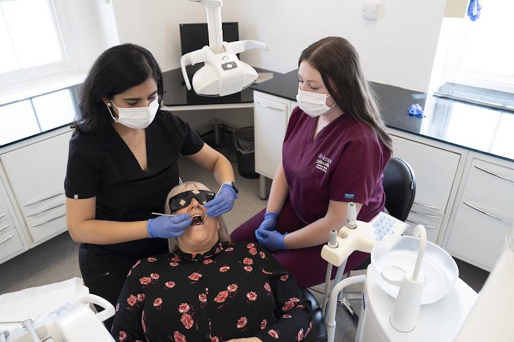 De-ientes Dental: Golders Green Dental Practice